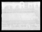 Riproduzione di un quadro di Kusseth (settecento): Piazza Erbe di Bolzano con la allora trattoria Sonne e l'annuale danza dei bottai (Bindertanz). Dettaglio. Tante persone in una piazza. Al centro le persone danzano