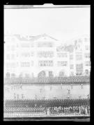 Riproduzione di un quadro di Kusseth (settecento): Piazza Erbe di Bolzano con la allora trattoria Sonne e l'annuale danza dei bottai (Bindertanz). Dettaglio. Tante persone in una piazza. Al centro le persone danzano