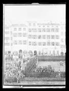 Riproduzione di un quadro di Kusseth (settecento): Piazza Erbe di Bolzano con la allora trattoria Sonne e l'annuale danza dei bottai (Bindertanz). Dettaglio. Tante persone in una piazza. Al centro le persone danzano