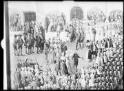 Riproduzione di un quadro. Dettaglio. Tante persone in una piazza