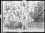 Riproduzione di un quadro di Kusseth (settecento): Piazza Erbe di Bolzano con la allora trattoria Sonne e l'annuale danza dei bottai (Bindertanz). Dettaglio. Tante persone in una piazza