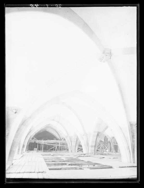 Innenaufnahme. Kreuzgewölbe des Bozner Doms mit Holzgerüsten