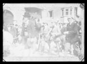 Riproduzione di una foto. Ripresa in esterno. Gente in via della mostra a Bolzano
