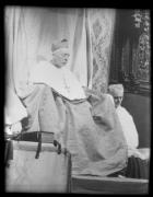 Ripresa interno. Cardinale Alfredo Ildefonso Schuster vicino a un eclesiastico