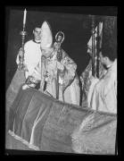 Außenaufnahme. Erzbischof Alfredo Ildefonso Schuster zwischen drei anderen Geistlichen