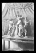 Ripresa interno. Ripresa di un oggetto di quattro statue su una tavola di legno