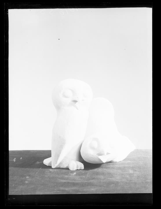 Innenaufnahme. Objektaufnahme einer Keramik-Skulptur zweier Eulen