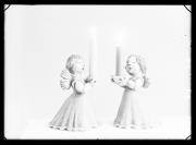 Ripresa interno. Ripresa di un oggetto di tre figure di ceramica di angeli con due candele
