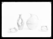 Ripresa interno. Ripresa di un oggetto: quattro vasi di ceramica
