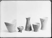 Ripresa interno. Ripresa di un oggetto di quattro figure di ceramica di vasi
