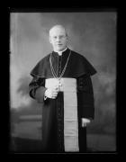 Ripresa interno. Ritratto del prevosto Josef Kalser in piedi