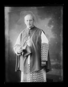 Ripresa interno. Ritratto del prevosto Josef Kalser in piedi