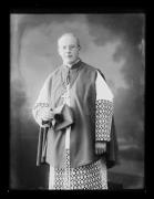 Ripresa interno. Ritratto del prevosto Josef Kalser in piedi