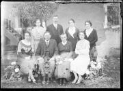 Ripresa in esterno. Ritratto di gruppo di due uomini e di sei donne