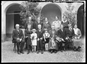 Ripresa in esterno. Ritratto di gruppo di sei uomini, quattro donne e tre bambini