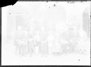 Ripresa in esterno. Ritratto di gruppo di sei uomini, di cinque donne e di tre bambini