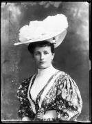 Ripresa in studio. Ritratto di una donna con un cappello