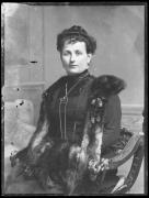 Ripresa in studio. Ritratto di una donna seduta