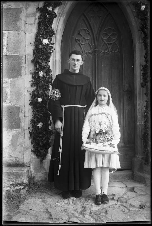 Außenaufnahme. Gruppenporträt eines Priesters mit einem Mädchen