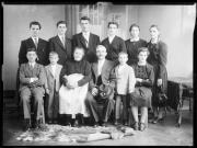 Ripresa interno. Ritratto di gruppo di uomini, di donne e di bambini