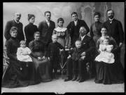 Ripresa interno. Ritratto di gruppo di uomini, di donne e di bambini