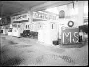 Ripresa in interno. Esposizione di vari elettrodomestici e utensili, tra i quali frigoriferi. Dinanzi alla merce esposta è visibile un cartello con la scritta 