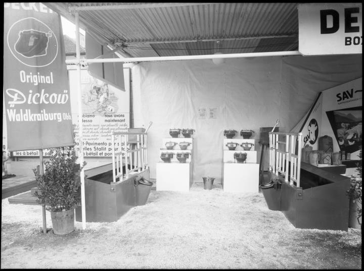 Außenaufnahme. Schauraum von landwirtschaftlicher Stallausstattung. Degror. Aufschrift