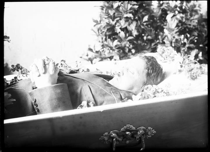 Innenaufnahme. Aufnahme eines Leichnams