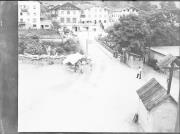 Ripresa in esterno. Un ponte con una tavola con una inscrizione 
