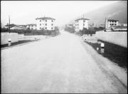 Ripresa in esterno. Una strada. In sfondo costruzioni