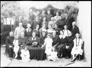 Ripresa in esterno. Ritratto di gruppo di 31 persone. Nel sfondo una lavagna con la scrittura 