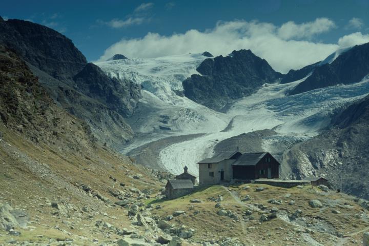 Weisskugelhütte mit Langtauferer Ferner im Hintergrund
