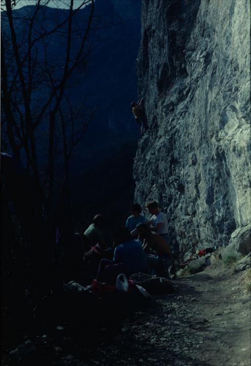 Gruppo di persone a Cortaccia dedite all'arrampicata su una parete rocciosa