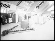 Ripresa interno. Esposizione di lettrodomestici ed utensili da casa, tra i quali frigoriferi. Vari cartelli con le scritte 