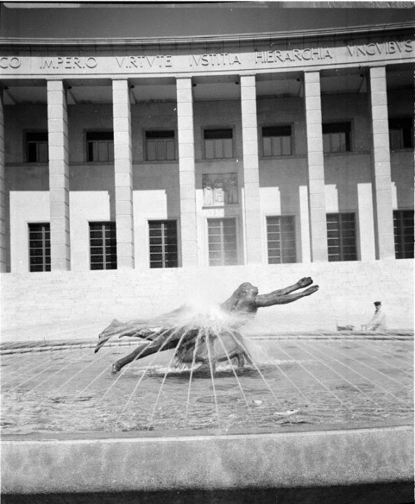 Brunnen in Bozen auf Gerichtsplatz (Positivo) di Foto Hermann Frass, Bozen,Hermann Frass (1950/01/01 - 1970/12/31)