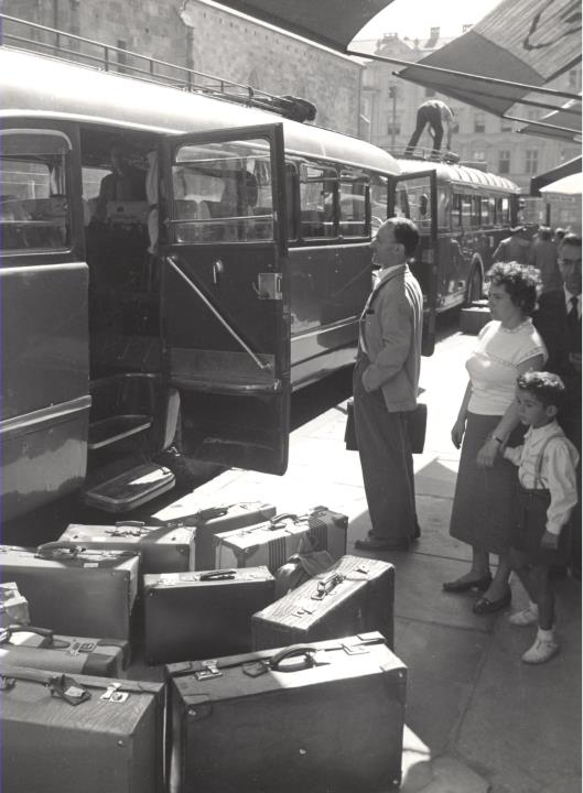 Autobus-Haltestelle (Positivo) di Foto Pedrotti, Bozen (1950/01/01 - 1969/12/31)