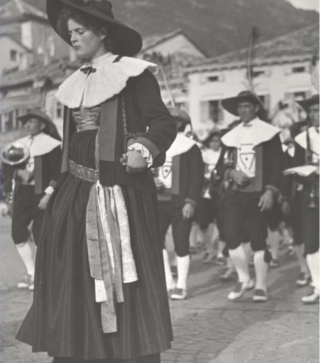 costume tradizionale (Positivo) di Foto Bruno Stefani, Milano (1950/01/01 - 1969/12/31)
