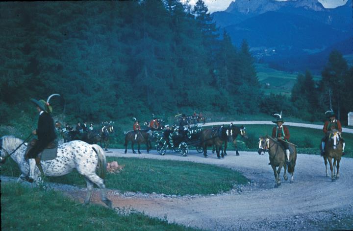 costume tradizionale (Positivo) (1958/07/12 - 1958/07/12) <br>Diritti: Amt für Film und Medien, Autonome Provinz Bozen-Südtirol