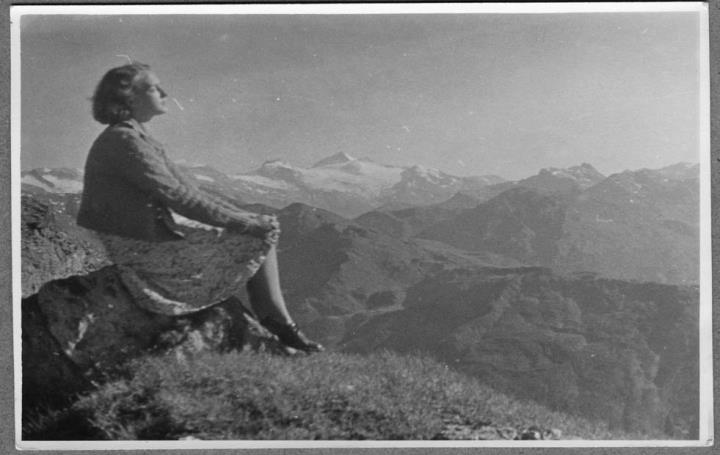 ritratto di donna (Positivo) di Pokorny, Bruno (1925/01/01 - 1946/12/31)